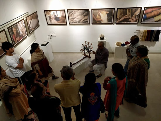 Hand Spinning demo at Indiaart Gallery, Pune - Pictures - 2