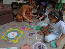 Sandhya Mahajan with kids at the Rangoli workshop  at Indiaart Gallery. The kids really enjoyed playing with rangoli. 