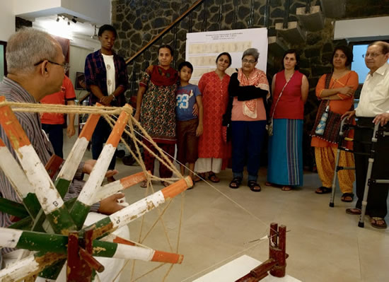 Hand Spinning demo at Indiaart Gallery, Pune - Pictures - 1