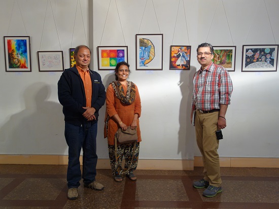(L to R) Milind Sathe, Nandini and Ashim Purohit at Khula Aasmaan - Children's Art Exhibition - Edition I presented
by Indiaart Gallery