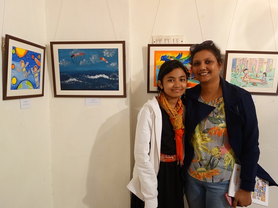 Anuska Biswas (11 years) with her mother
in front of his painting at Khula Aasmaan -
Children's Art Exhibition - Edition I
presented by Indiaart
