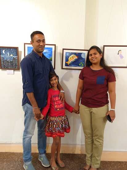 Deeva Abraham (7 years) with her parents
in front of her painting at Khula Aasmaan -
Children's Art Exhibition - Edition I
presented by Indiaat