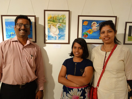 Mrunal Todkar with her parents
at Khula Aasmaan show by Indiaart Gallery -
Edition I