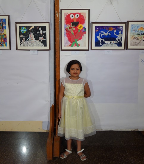 Shreya Sawant with her painting
at Khula Aasmaan show by Indiaart - Edition I