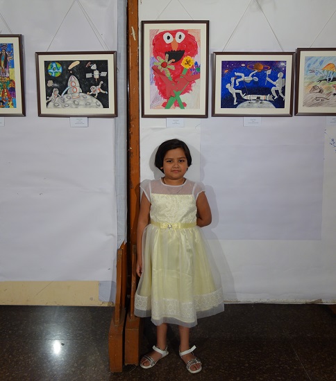 Shreya Sawant with her painting
at Khula Aasmaan show by Indiaart - Edition I