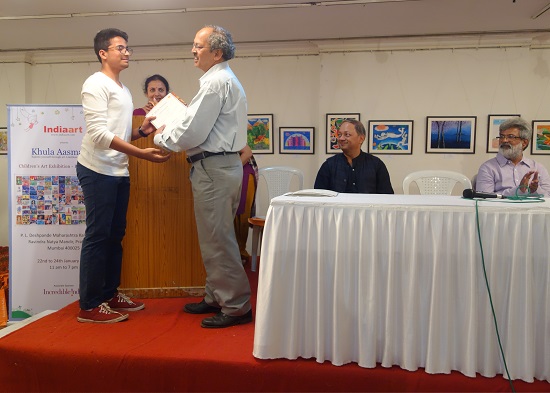 Picture from closing ceremony
of Khula Aasmaan - (L to R) Chitra Vaidya, Prof. Yashwant Pitkar, Milburn Cherian,
Rucha Damle, Vasudeo Kamath