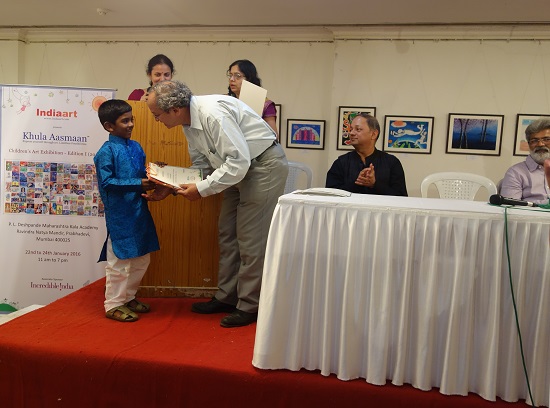 Prof. Yashwant Pitkar has a chat
with a child artist, on stage
( L to R) Milind Sathe and Vasudeo Kamath