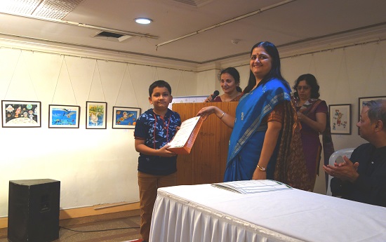 Malati Datta hands over the certificate to
Tanmay Karve at Khula Aasmaan by Indiaart Gallery - Children's Art Exhibition - Edition I
