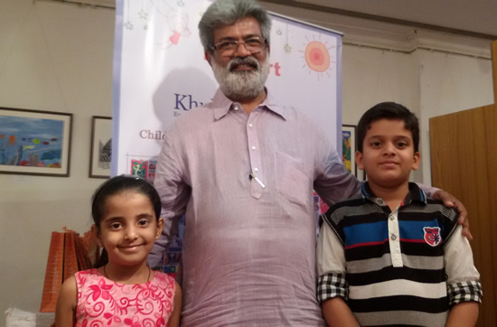 Vasudeo Kamath with nav1ya Mishra and
Nilesh Mishra participating child artists at Khula Aasmaan - Children's Art Exhibition - Edition I