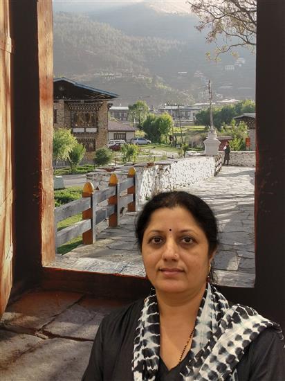 Artist Chitra Vaidya in front of a picture from Milind Sathe's solo photography show at Nehru Centre, Worli, Mumbai (August 2016)
