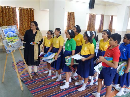 Chitra Vaidya with children at Khula Aasmaan workshop, New English Medium School, Pune - 4