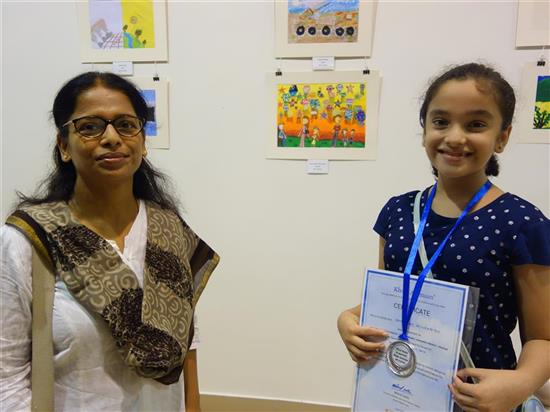 Dr. Rajani Mullerpatan with daughter Samruddhi with her silver medal and certificate at Khula Aasmaan exhibition at Mumbai - October 2017 