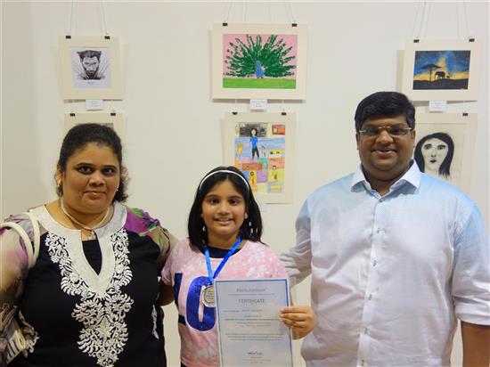 Kanak Katdare with her medal along with parents at Khula Aasmaan exhibition at Mumbai - October 2017 