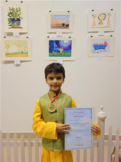 Neil Gaur with his medal at Khula Aasmaan exhibition at Mumbai - October 2017 