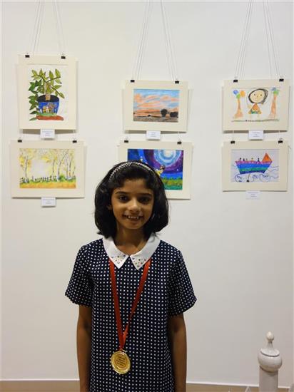  Riya Bhat with her medal at Khula Aasmaan exhibition at Mumbai - October 2017