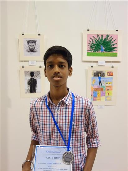  Vedant Khanvilkar with his medal at Khula Aasmaan exhibition at Mumbai - October 2017