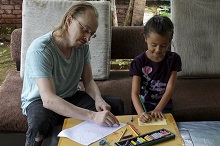 Father and daughter painting at Indiaart Gallery 