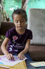 Yulia Patwardhan engrossed in painting at Indiaart Gallery 