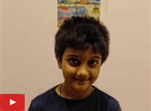 आरव कणेकर खुला आसमान स्पर्धेतील त्याच्या रौप्य पदक विजेत्या चित्राविषयी बोलताना