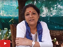 अमला राय मुलांशी व त्यांच्या पालकांशी बोलताना