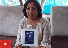 चित्रकार अस्मिता जगताप त्यांच्या ब्लूमस् - १, इंडिया आर्ट गॅलरी, पुणे येथे बोलताना