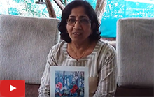चित्रकार अस्मिता जगताप त्यांच्या ब्लूमस् - २, इंडिया आर्ट गॅलरी, पुणे येथे बोलताना