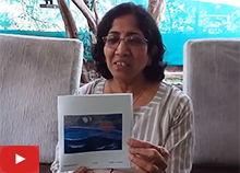 चित्रकार अस्मिता जगताप त्यांच्या ब्रोकन मून या चित्राबद्दल इंडिया आर्ट गॅलरी, पुणे येथे बोलताना