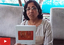 चित्रकार अस्मिता जगताप त्यांच्या गोल्डन पॉइंटस, इंडिया आर्ट गॅलरी, पुणे येथे बोलताना