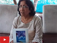 चित्रकार अस्मिता जगताप त्यांच्या आय वॉज देअर-२, इंडिया आर्ट गॅलरी, पुणे येथे बोलताना