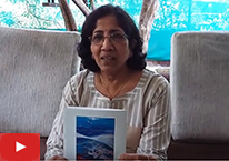 चित्रकार अस्मिता जगताप त्यांच्या आय वॉज देअर-४, इंडिया आर्ट गॅलरी, पुणे येथे बोलताना