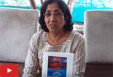 चित्रकार अस्मिता जगताप त्यांच्या आय वॉज देअर, इंडिया आर्ट गॅलरी,पुणे येथे बोलताना