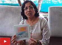 चित्रकार अस्मिता जगताप त्यांच्या सन अॅन्ड शेल्स, इंडिया आर्ट गॅलरी, पुणे येथे बोलताना