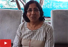 चित्रकार अस्मिता जगताप त्यांच्या चित्रांविषयी इंडिया आर्ट गॅलरी, पुणे येथे बोलताना