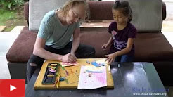 वडिल आणि मुलगी इंडिया आर्ट गॅलरी येथे एकत्र चित्र रंगवताना