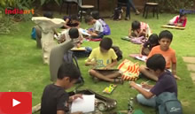 ऑइल पेस्टल पेंटींग व्हिडिओ - शालेय विद्यार्थी पेंटींग करताना