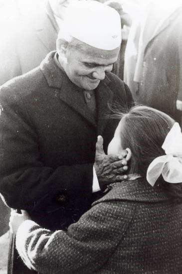 Lal Bahadur Shastri with a Russian child during his visit to Tashkent in January, 1966, photograph by Prem Vaidya