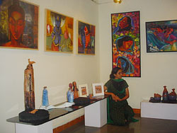 Artist Dinesh Desai being welcomed by Dr. Prachee Sathe