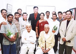 Dr. Mohan Dharia & eminent industrialist B. G. Shirke  along with the participating artists of the 'Monsoon Show'