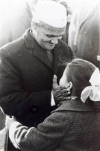 Lal Bahadur Shastri with a Russian child during his visit to Tashkent in 1966, Photo by Prem Vaidya