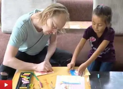 Father and daughter paint together at Indiaart gallery