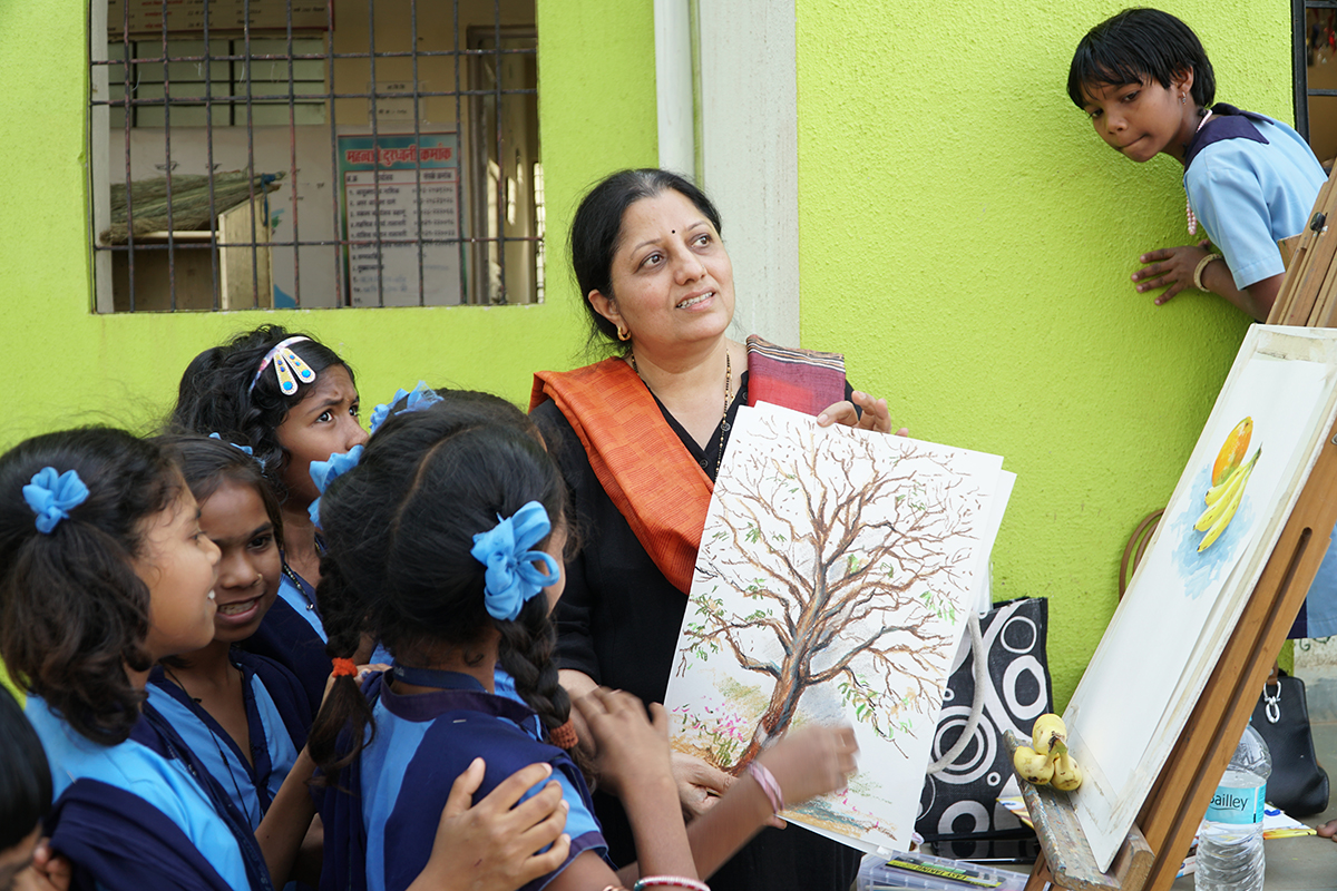 Artist Chitra Vaidya with the girls at Warwada Ashramshala