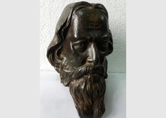 Listen to Tanmay Banerjee talk about this sculpture of Gurudev (Bangla)