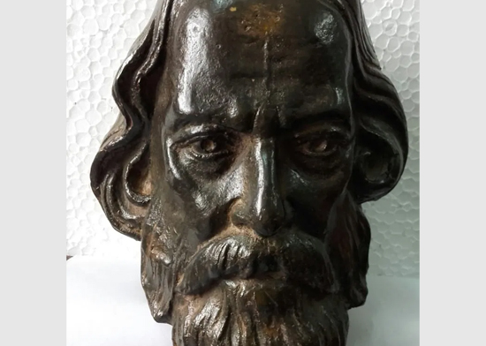 Listen to Tanmay Banerjee talk about this sculpture of Gurudev (English)